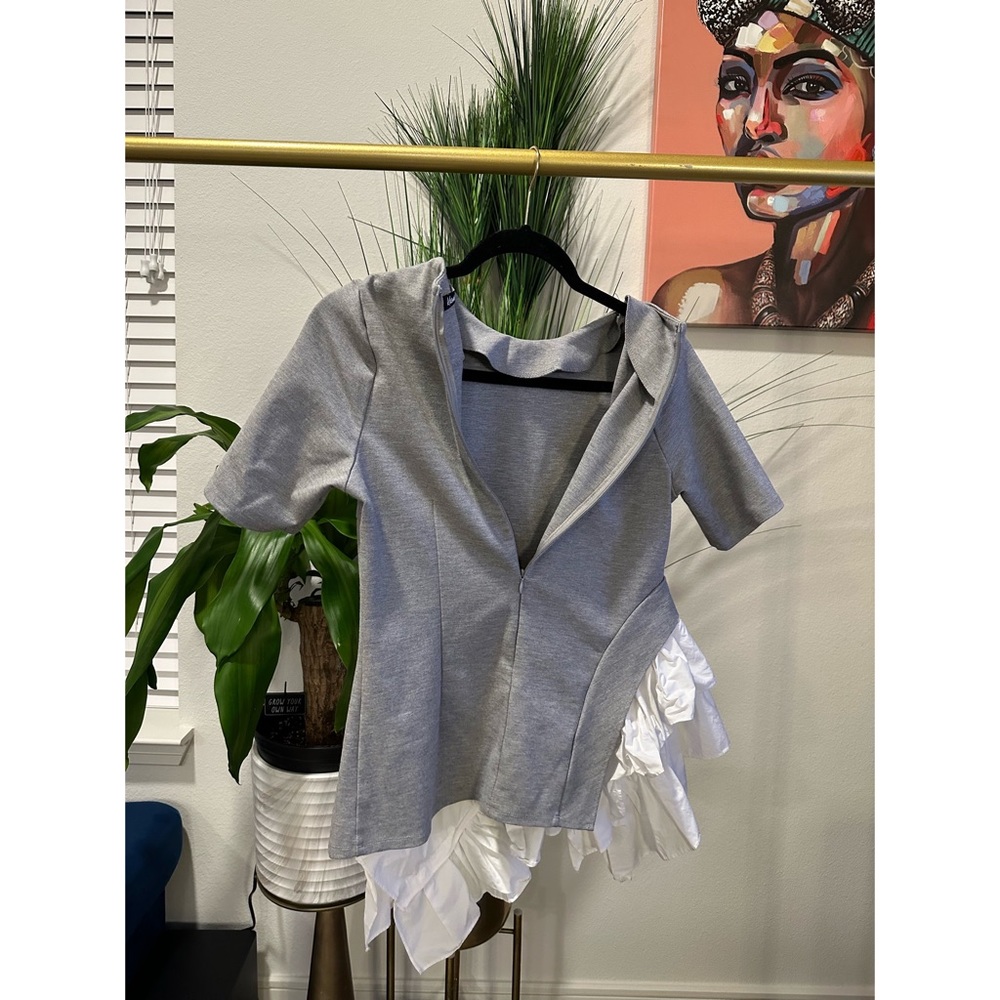 Kosmios Short Sleeve Sweat Shirt w/ Ruffled Hem Gray & White - Size Small - Picture 6 of 9